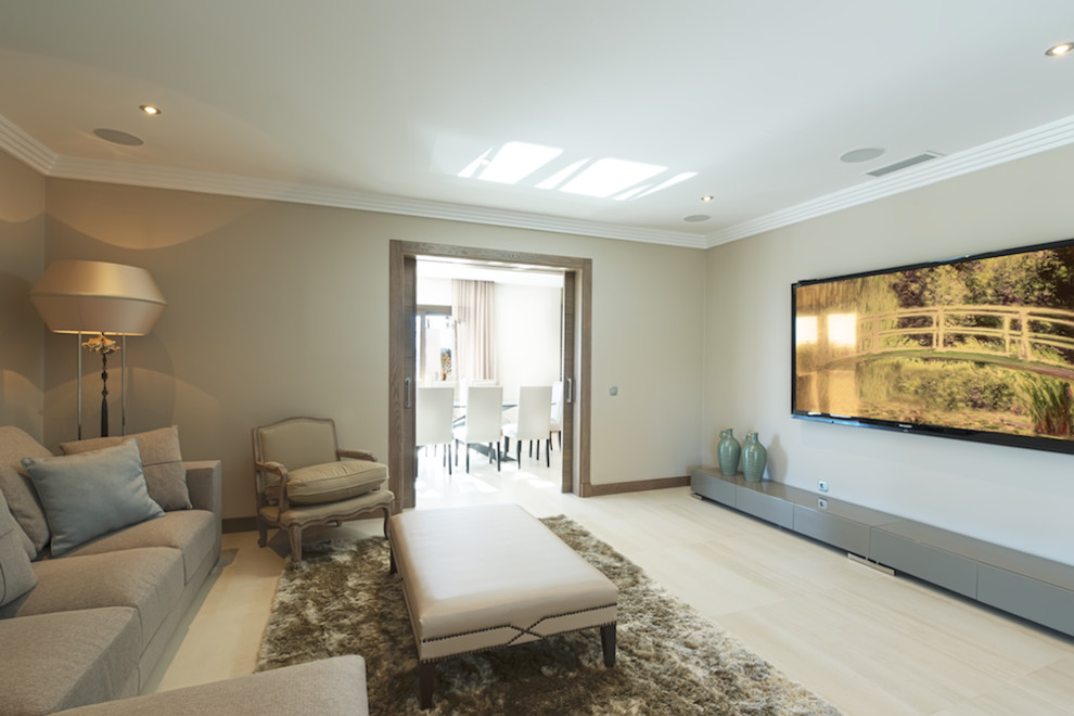Foto di un grande soggiorno moderno chiuso con sala formale, pareti beige, parquet chiaro, nessun camino e nessuna TV