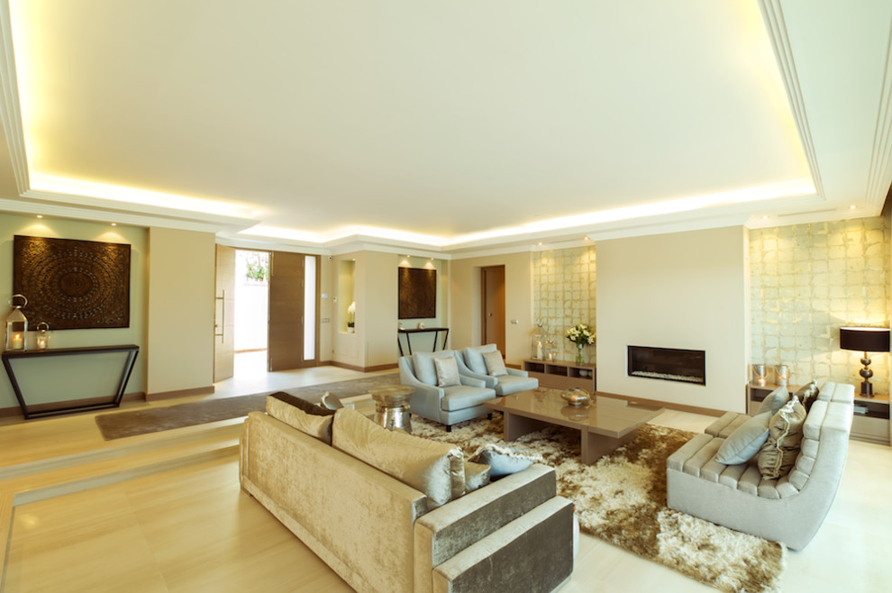 Diseño de salón para visitas abierto minimalista grande sin televisor con chimenea lineal, paredes beige y marco de chimenea de yeso