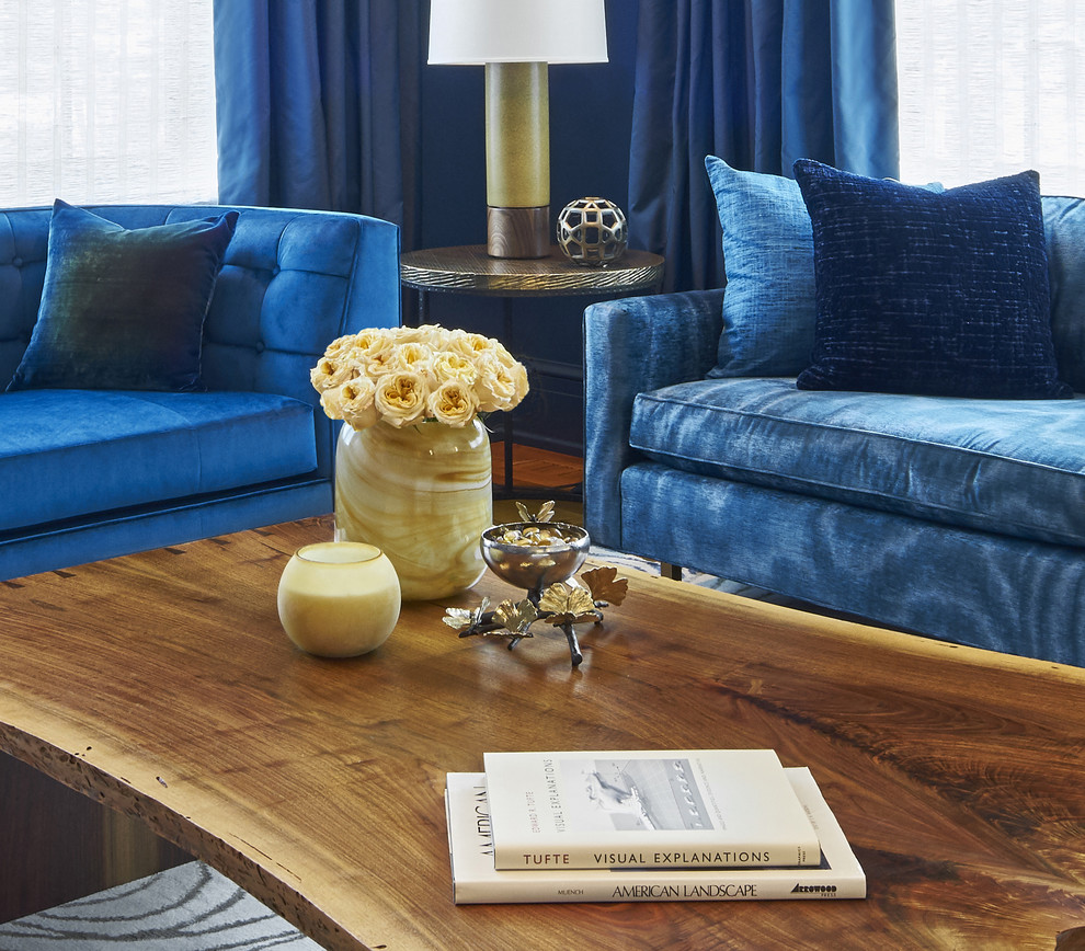 Modelo de salón para visitas cerrado tradicional renovado grande con paredes azules, suelo de madera en tonos medios, televisor retractable y suelo marrón