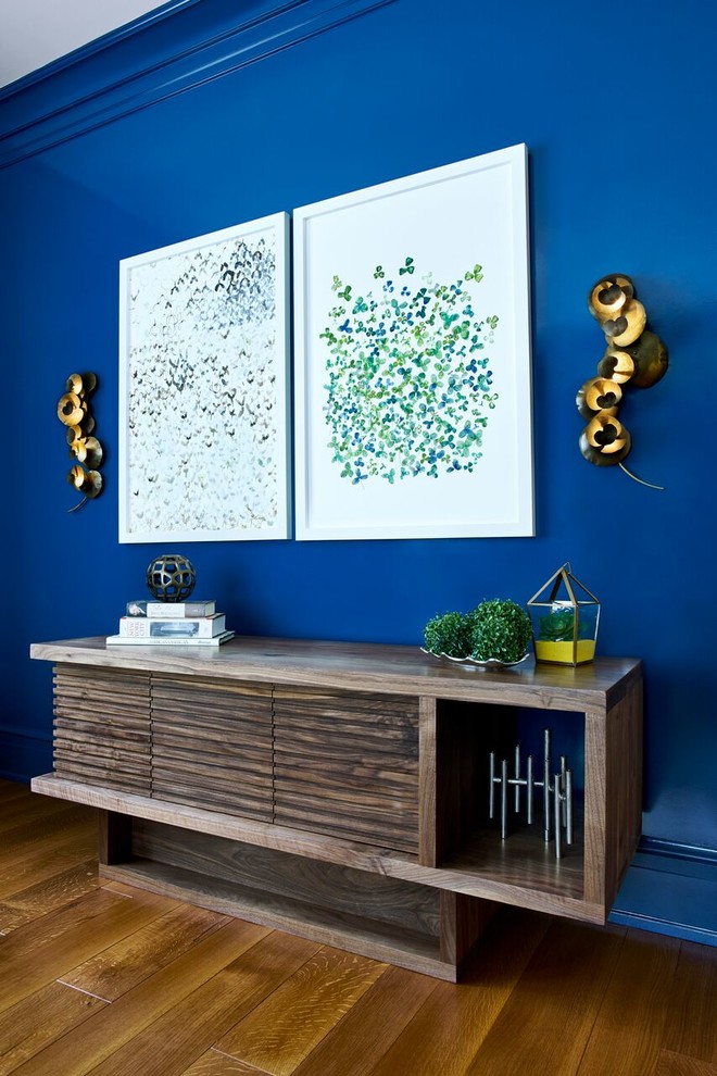 Idéer för stora vintage separata vardagsrum, med ett finrum, blå väggar, mellanmörkt trägolv, en dold TV och brunt golv
