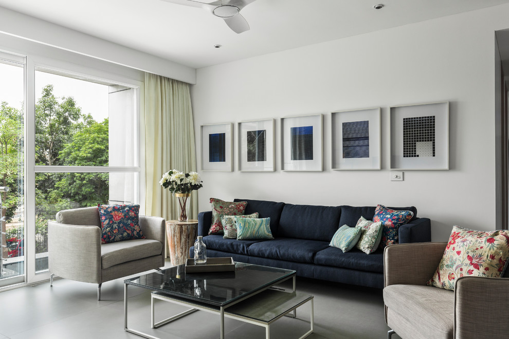 Idee per un soggiorno contemporaneo aperto con pareti bianche e pavimento grigio