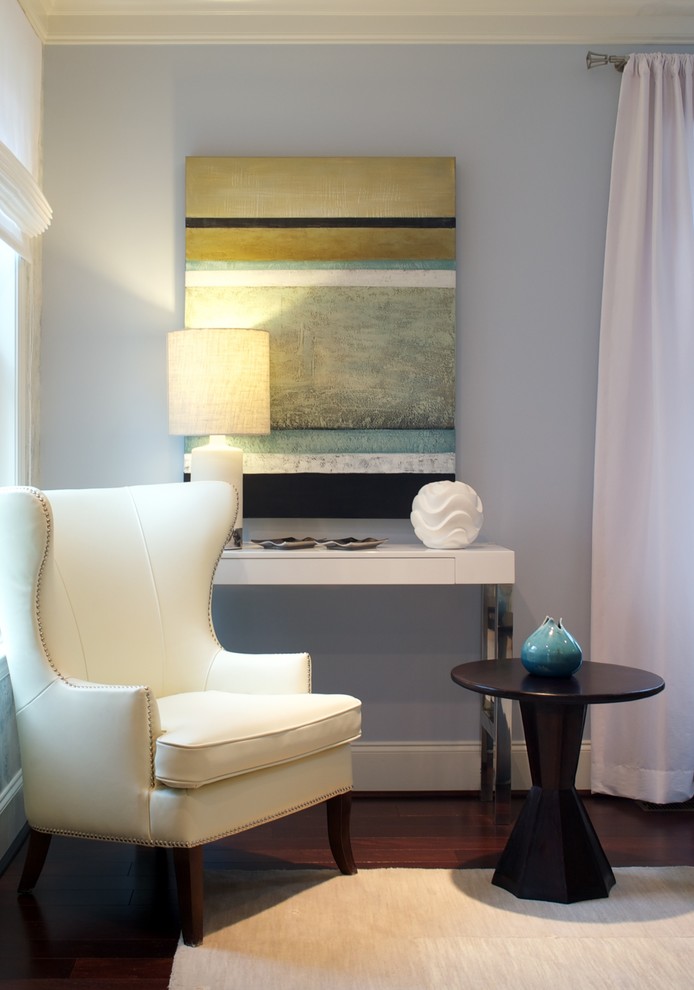 На фото: открытая гостиная комната среднего размера в стиле модернизм с серыми стенами и темным паркетным полом с