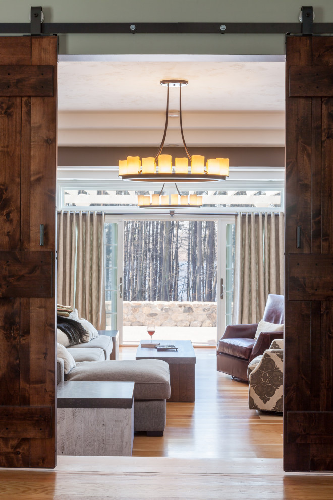Imagen de salón cerrado clásico renovado de tamaño medio con paredes grises y suelo de madera clara