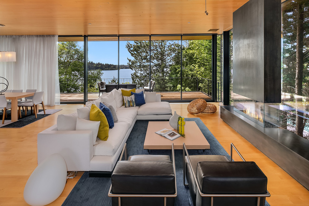 Großes, Repräsentatives, Offenes Maritimes Wohnzimmer mit hellem Holzboden, Gaskamin und orangem Boden in Seattle