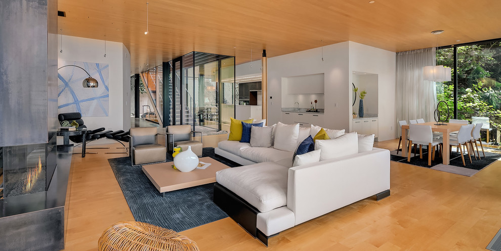 Esempio di un grande soggiorno stile marino aperto con sala formale, parquet chiaro, camino lineare Ribbon e pavimento arancione