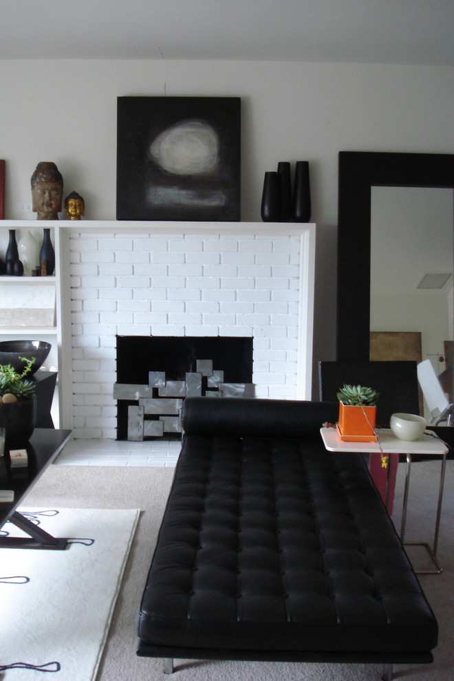 Ispirazione per un soggiorno moderno con pareti bianche e camino classico