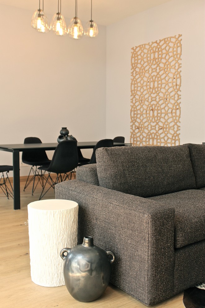 Idee per un grande soggiorno minimalista stile loft con pareti beige, pavimento in legno massello medio e TV a parete