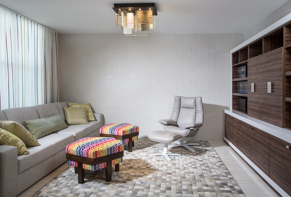 Inspiration för ett mellanstort funkis separat vardagsrum, med ett bibliotek, beige väggar, heltäckningsmatta och en inbyggd mediavägg