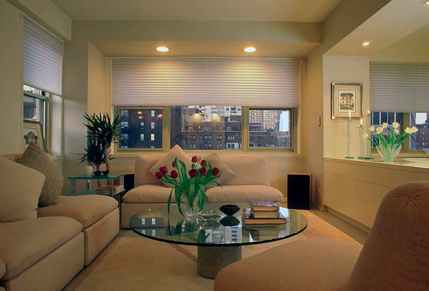 Idee per un soggiorno moderno di medie dimensioni e aperto con pareti beige, parquet chiaro, parete attrezzata e pavimento beige