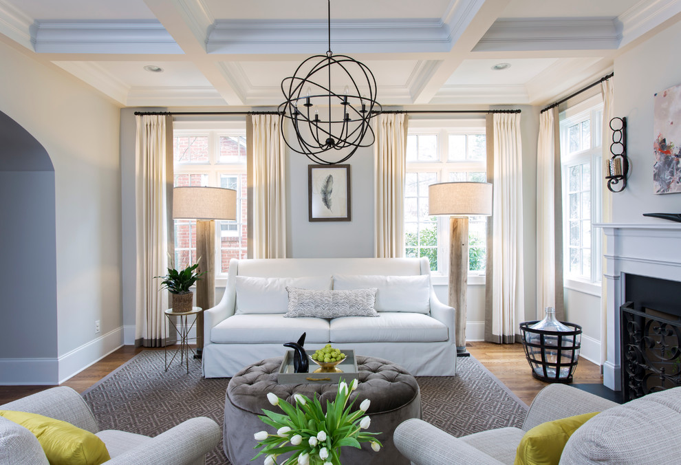 Foto di un soggiorno tradizionale con sala formale, pareti blu, parquet chiaro e camino classico
