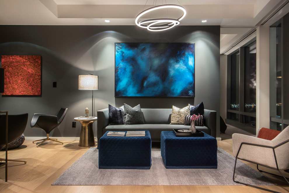 Diseño de salón para visitas abierto moderno de tamaño medio sin chimenea y televisor con paredes grises, suelo laminado y suelo beige