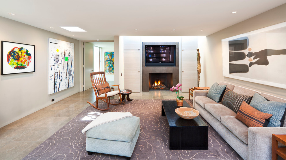 Idee per un soggiorno design con pareti beige, camino classico, TV a parete e pavimento grigio