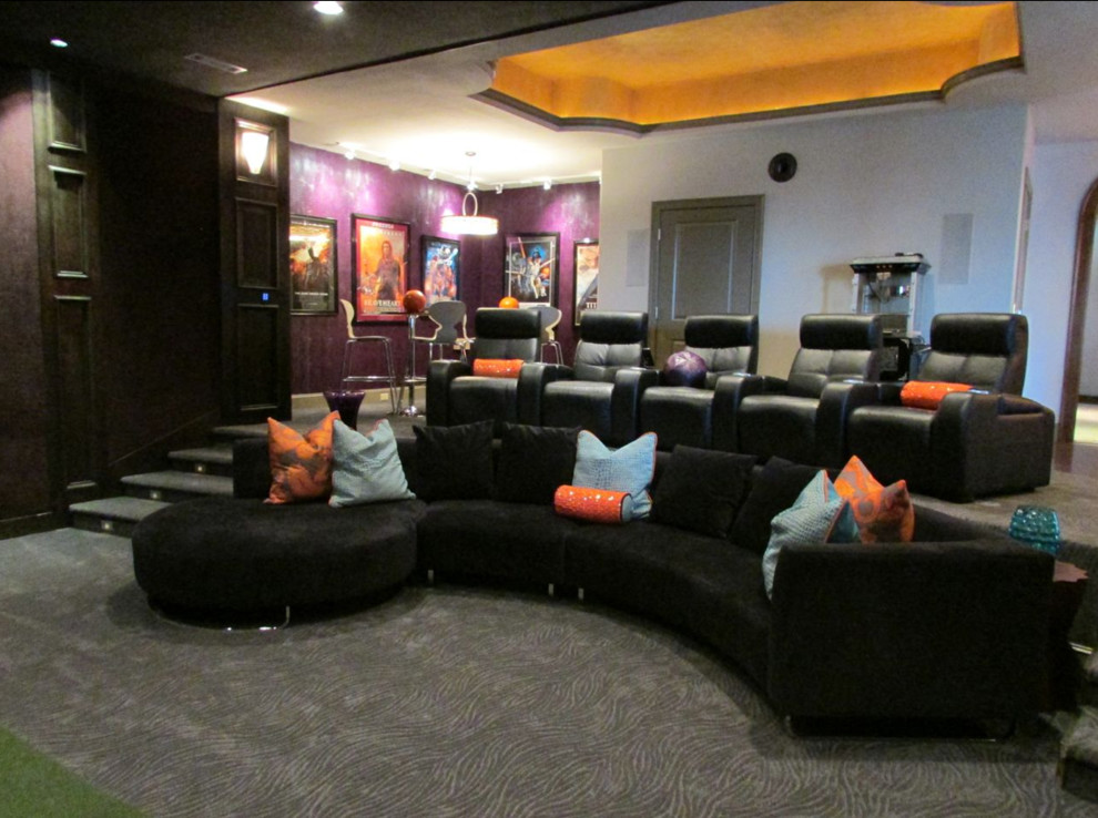 Ejemplo de salón para visitas abierto actual grande sin chimenea y televisor con paredes púrpuras y moqueta