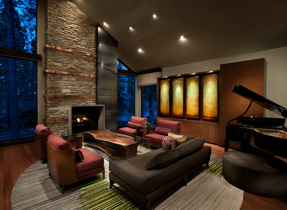 Идея дизайна: большая изолированная гостиная комната в современном стиле с музыкальной комнатой, паркетным полом среднего тона, стандартным камином, фасадом камина из камня и коричневым полом