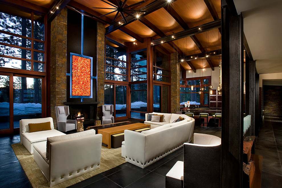 Свежая идея для дизайна: огромная гостиная комната в современном стиле с стандартным камином - отличное фото интерьера