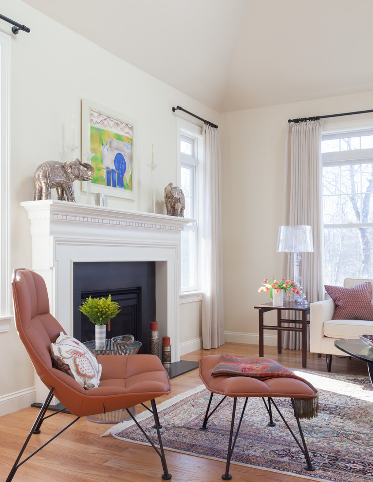 Immagine di un soggiorno classico di medie dimensioni e aperto con pareti bianche, pavimento in legno massello medio e nessuna TV