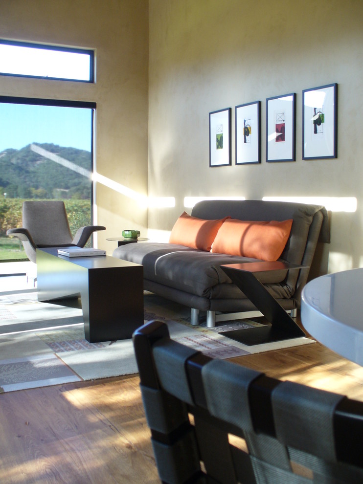 Idee per un soggiorno minimalista di medie dimensioni e aperto con pareti beige e pavimento in legno massello medio