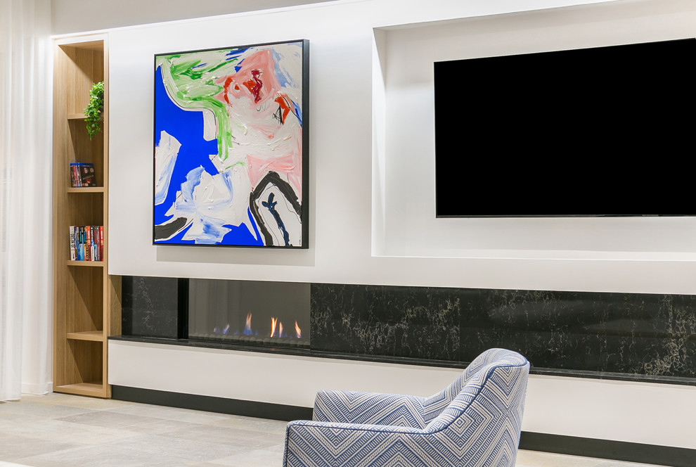 Cette photo montre un grand salon moderne ouvert avec un mur blanc, un sol en marbre, une cheminée ribbon, un manteau de cheminée en pierre, un téléviseur fixé au mur et un sol gris.