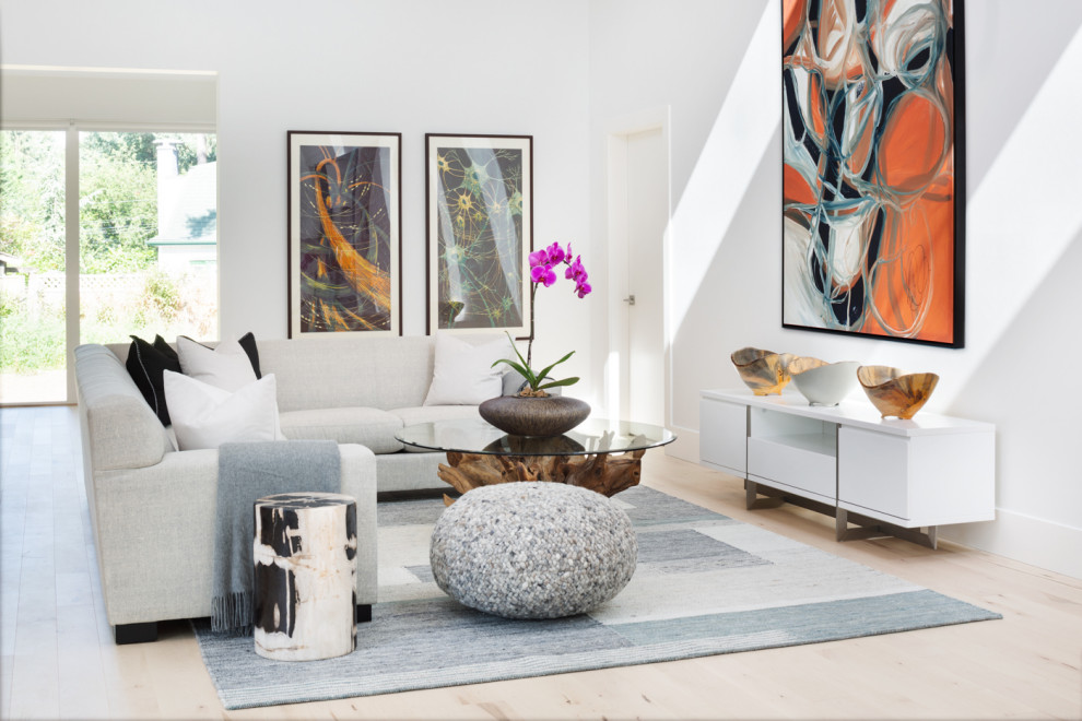 Idee per un soggiorno contemporaneo con pareti bianche, parquet chiaro e pavimento beige