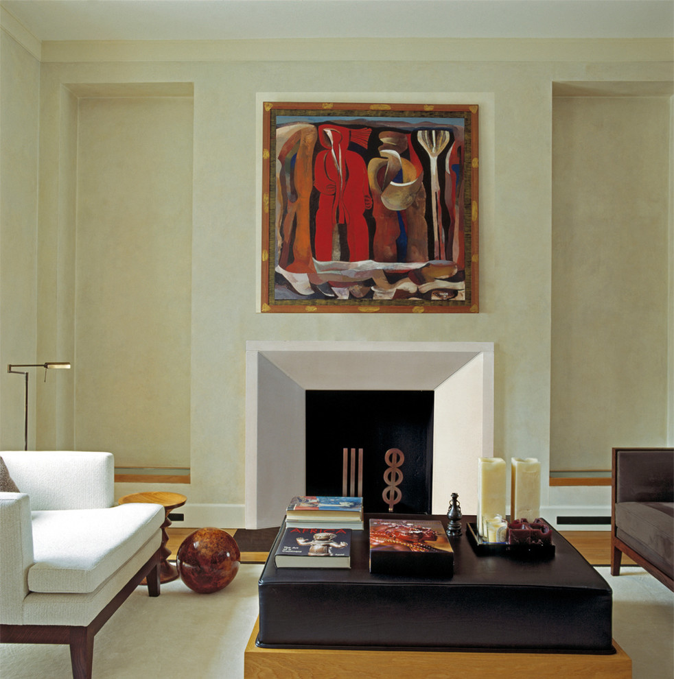 Cette image montre un salon minimaliste de taille moyenne et ouvert avec un mur blanc, parquet foncé, un manteau de cheminée en béton, un sol marron et boiseries.