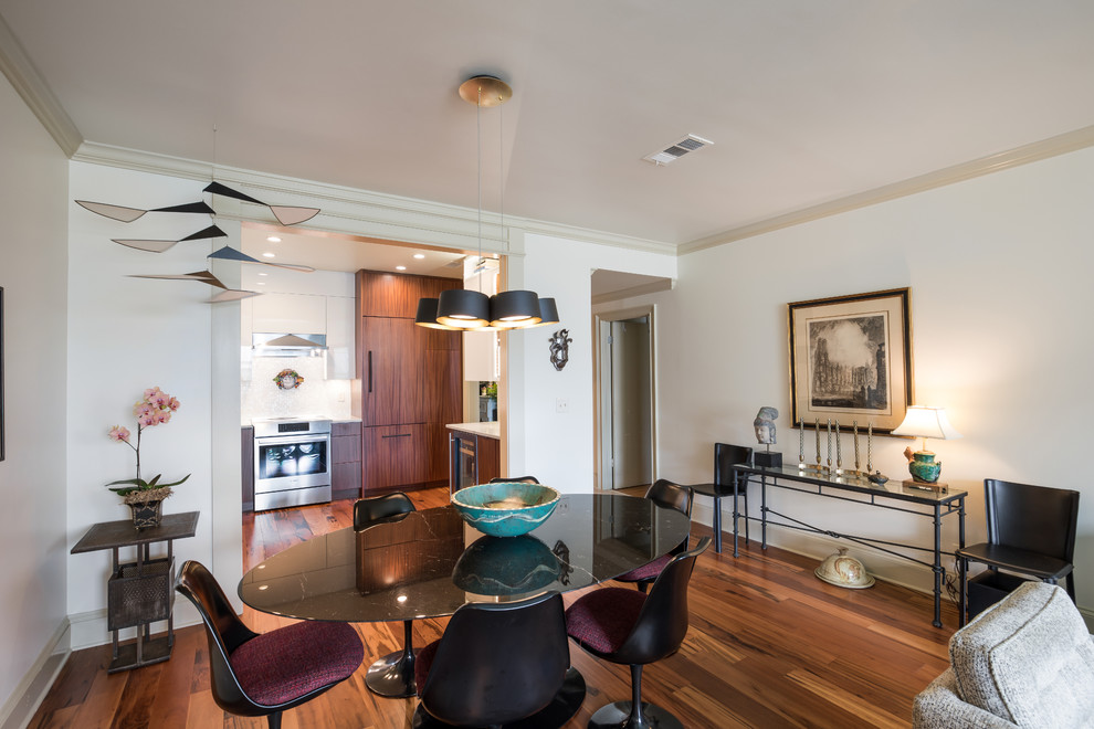 Mittelgroße Moderne Küche mit braunem Holzboden und buntem Boden in Jacksonville
