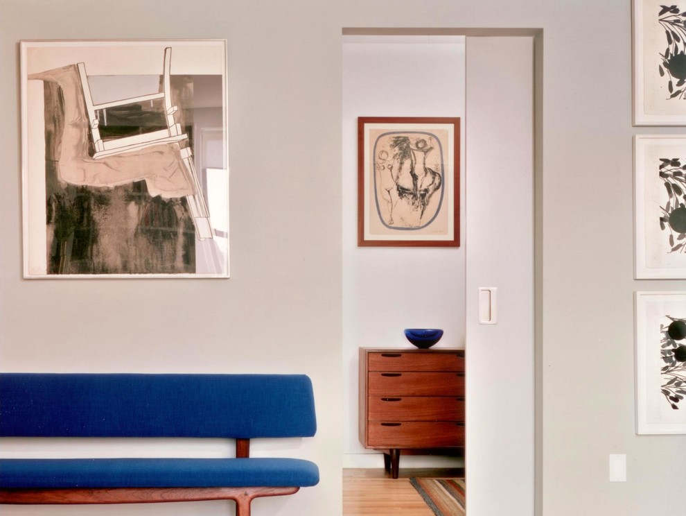 Inspiration pour un salon minimaliste de taille moyenne et ouvert avec un mur gris et parquet clair.