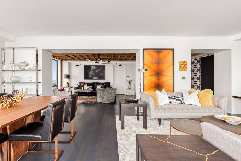 Foto di un grande soggiorno minimal aperto con pareti bianche, parquet scuro e pavimento marrone