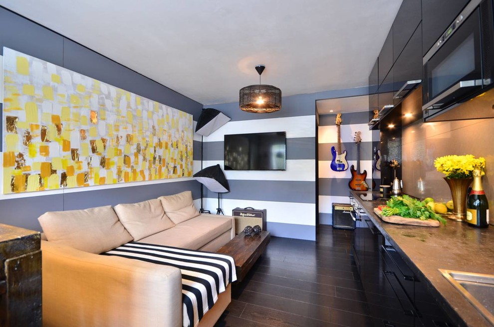 Immagine di un piccolo soggiorno moderno aperto con pareti multicolore, pavimento in bambù, nessun camino e TV a parete