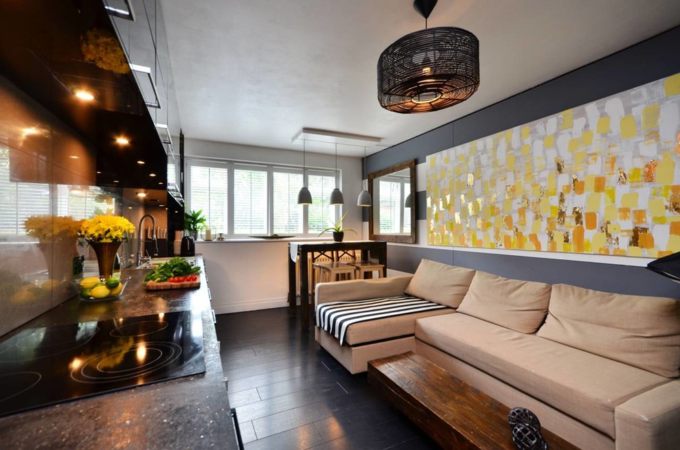 Esempio di un piccolo soggiorno moderno aperto con pareti multicolore, pavimento in bambù, nessun camino e TV a parete