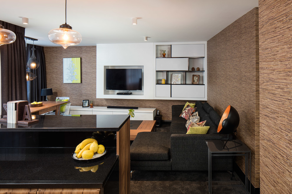 Mittelgroßes, Offenes Modernes Wohnzimmer ohne Kamin mit brauner Wandfarbe, Teppichboden und TV-Wand in Dublin
