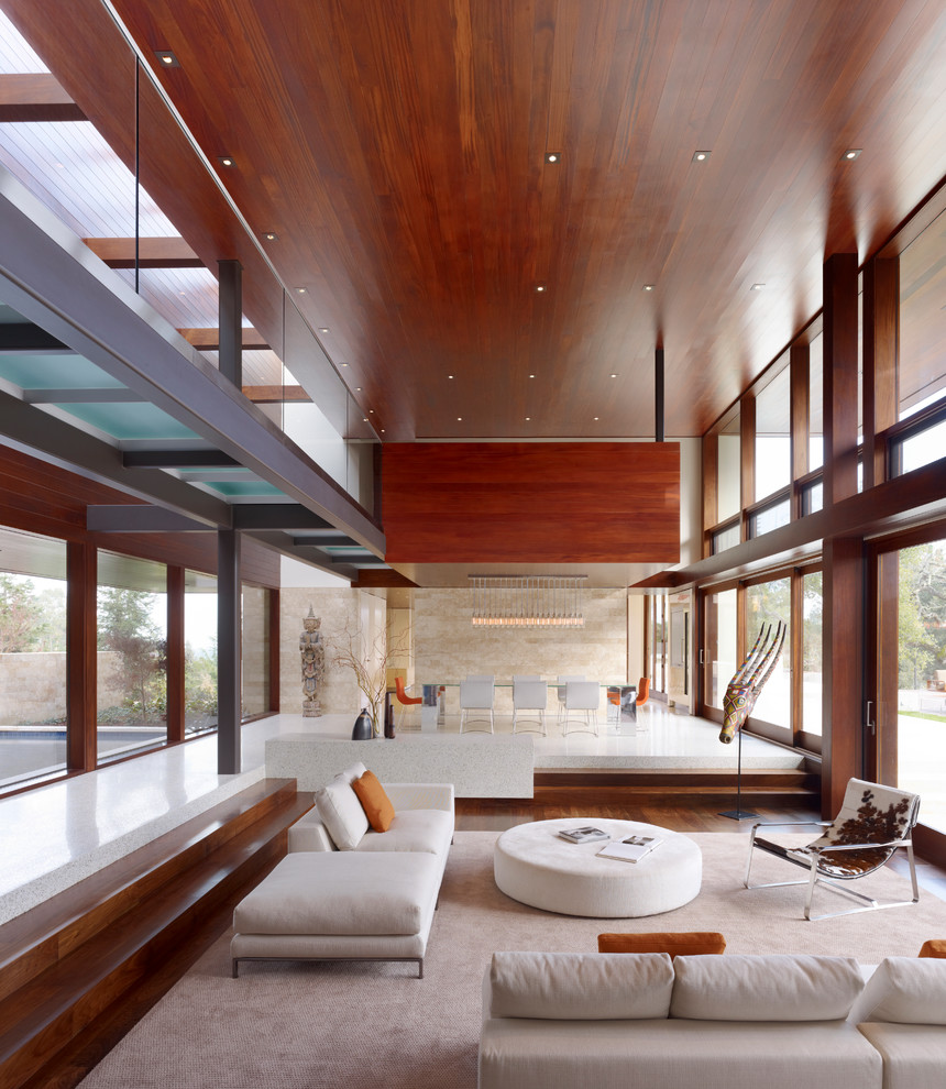 Стильный дизайн: открытая гостиная комната в стиле модернизм с ковром на полу - последний тренд