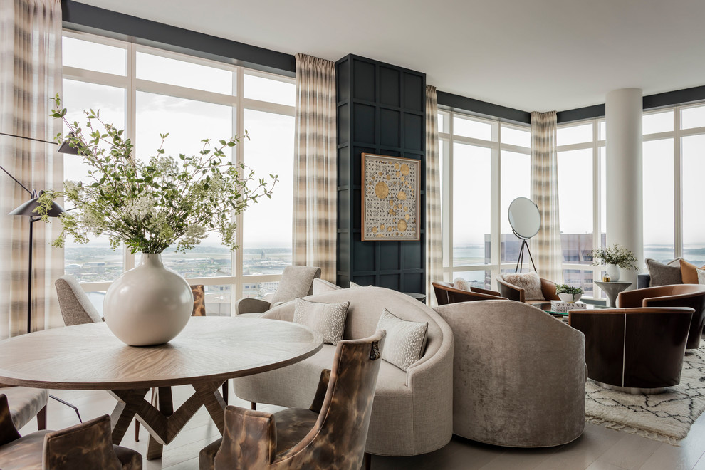 Immagine di un ampio soggiorno classico aperto con pareti blu, moquette, TV nascosta e pavimento beige
