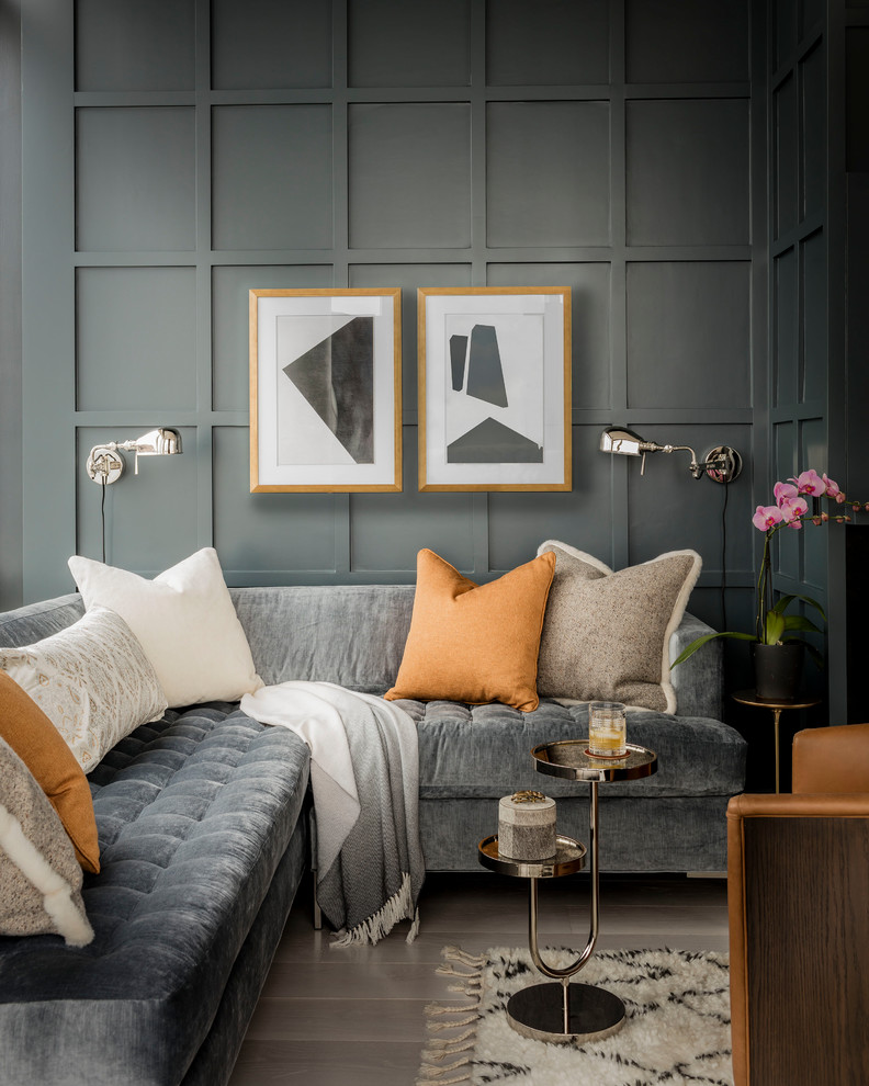 Immagine di un soggiorno tradizionale con pareti grigie e tappeto