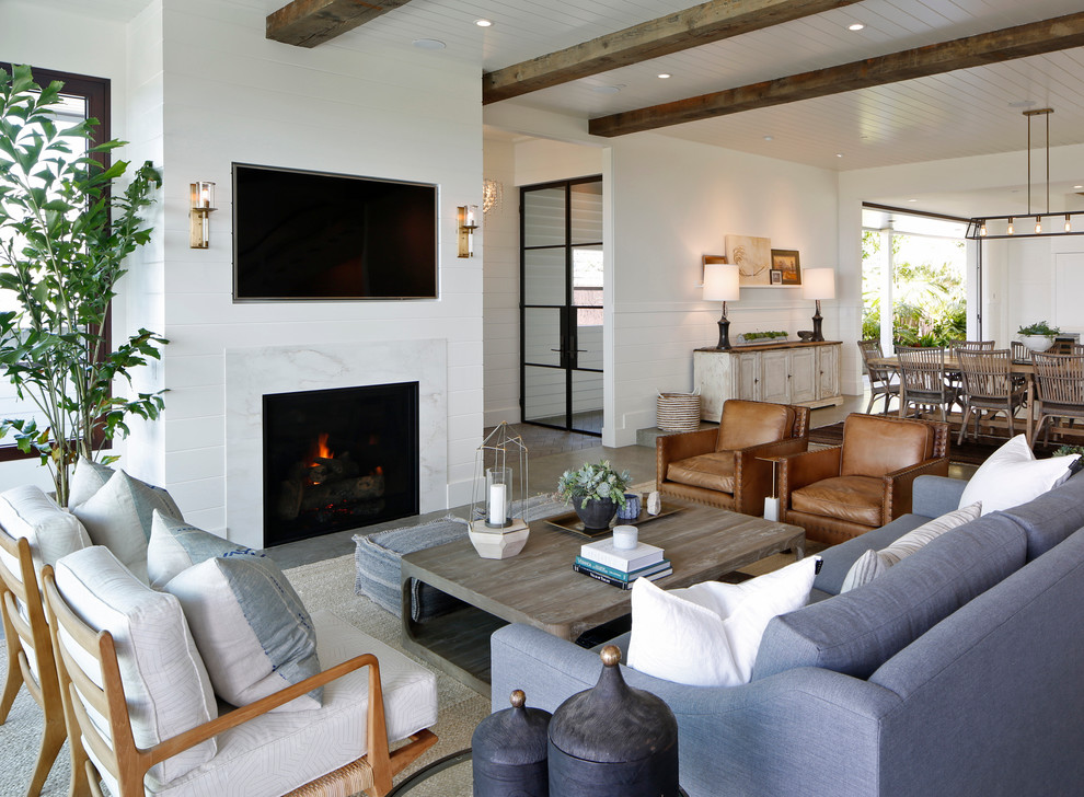 Immagine di un soggiorno country aperto con pareti bianche, camino classico, TV a parete e tappeto