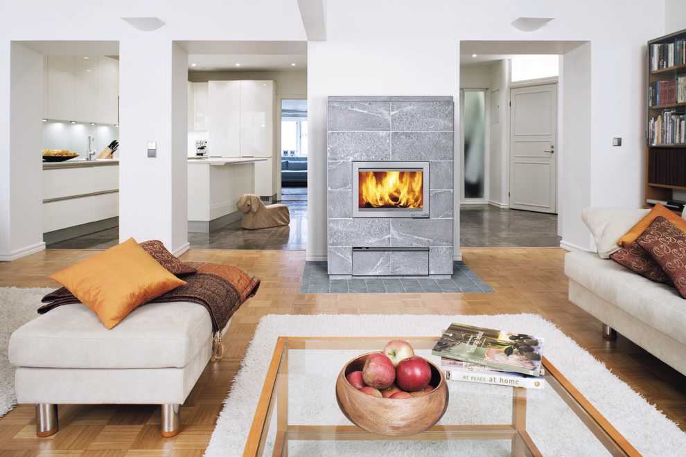 Свежая идея для дизайна: гостиная комната в скандинавском стиле с печью-буржуйкой - отличное фото интерьера