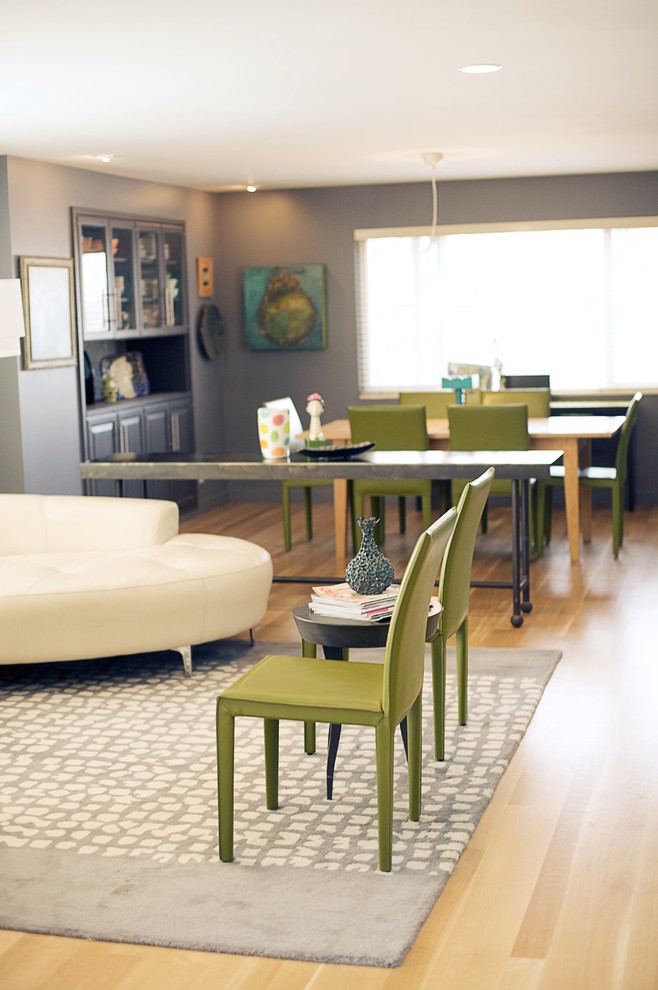 Immagine di un piccolo soggiorno minimalista aperto con pareti blu e parquet chiaro