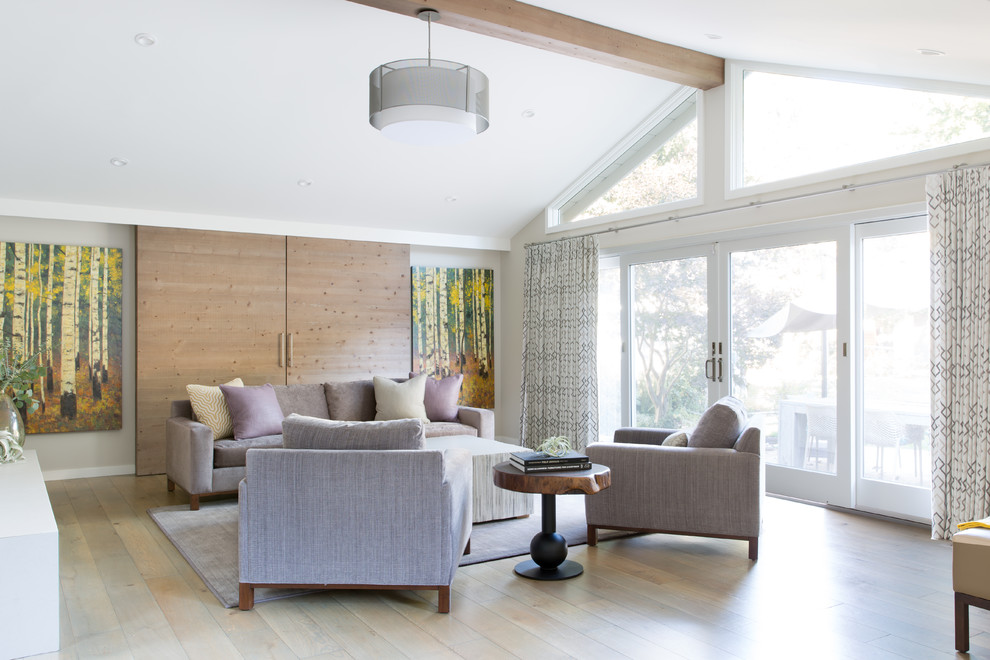 Aménagement d'un grand salon moderne ouvert avec un mur blanc, parquet clair, une cheminée ribbon, un manteau de cheminée en carrelage et un sol marron.
