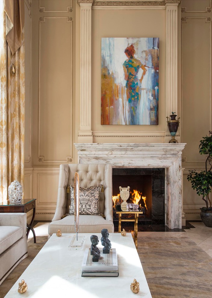 Foto di un grande soggiorno tradizionale chiuso con sala formale, nessuna TV, pareti beige, pavimento in marmo, camino classico e cornice del camino in pietra