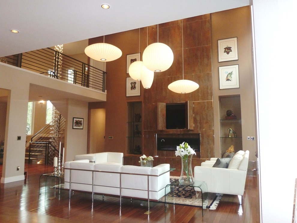 Idées déco pour un salon moderne de taille moyenne et ouvert avec un mur marron, un sol en bois brun, une cheminée ribbon et un sol marron.