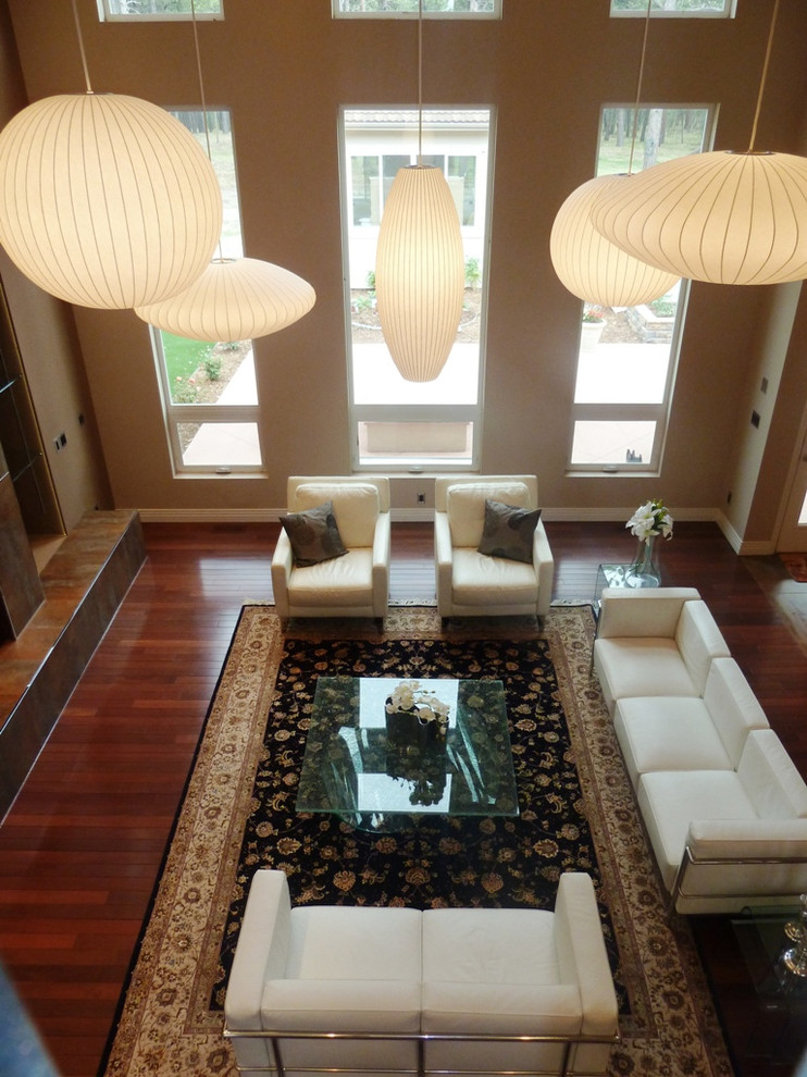 Свежая идея для дизайна: открытая гостиная комната среднего размера в стиле модернизм с коричневыми стенами, паркетным полом среднего тона, горизонтальным камином и коричневым полом - отличное фото интерьера