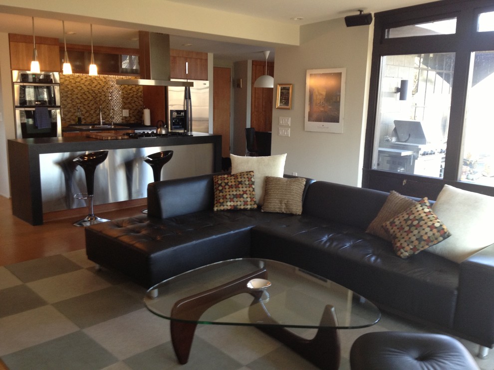 Foto di un piccolo soggiorno minimalista aperto con sala formale, pareti bianche, pavimento in legno massello medio e pavimento marrone