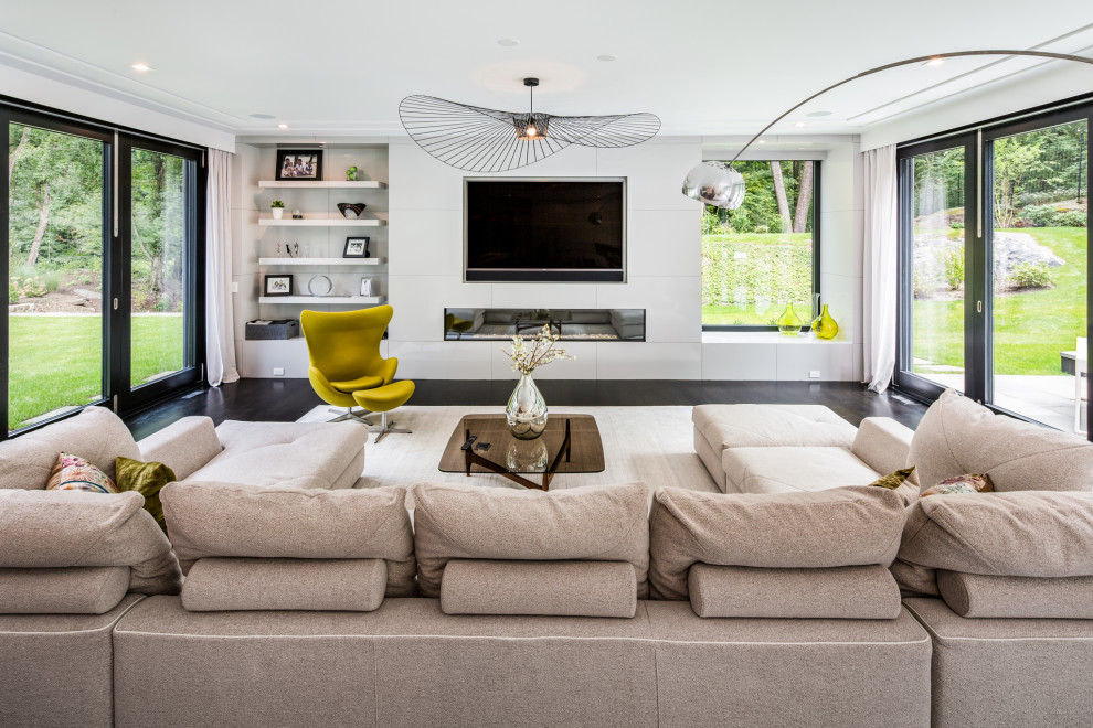 Modernes Wohnzimmer mit weißer Wandfarbe, dunklem Holzboden, Gaskamin und braunem Boden in New York