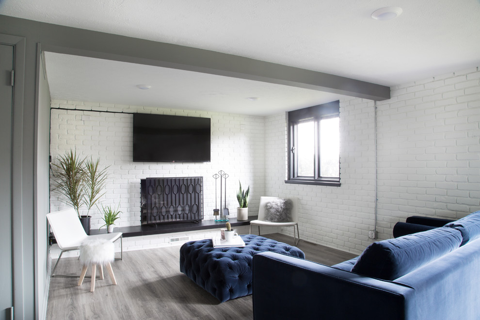 Modernes Wohnzimmer mit weißer Wandfarbe, Vinylboden, Kamin, Kaminumrandung aus Backstein, TV-Wand, grauem Boden, freigelegten Dachbalken und Ziegelwänden in Cleveland