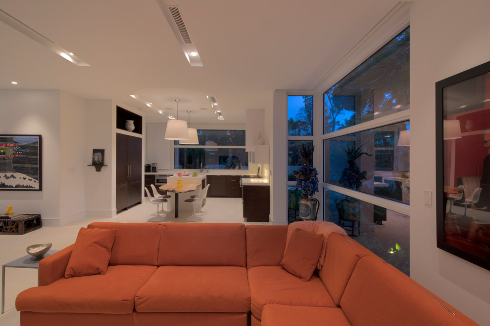 Diseño de salón abierto minimalista extra grande con paredes blancas, televisor colgado en la pared y suelo blanco