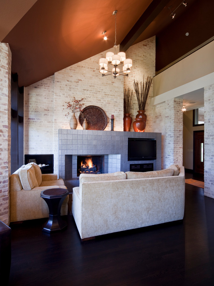 Modernes Wohnzimmer mit Kamin und gefliester Kaminumrandung in Kansas City