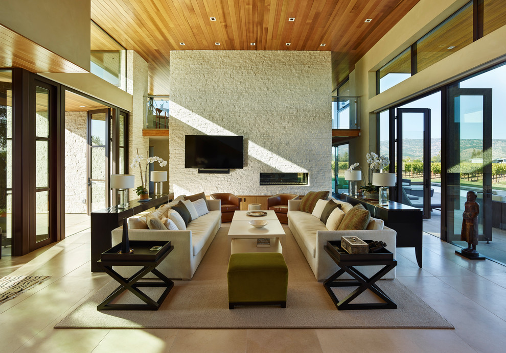 Großes, Offenes, Repräsentatives Modernes Wohnzimmer mit Keramikboden, Gaskamin, Kaminumrandung aus Stein und TV-Wand in San Francisco