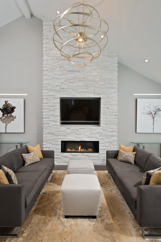 Источник вдохновения для домашнего уюта: гостиная комната в современном стиле с серыми стенами, горизонтальным камином и телевизором на стене