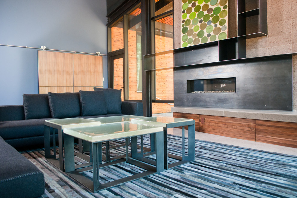 На фото: двухуровневая гостиная комната в стиле модернизм с синими стенами, горизонтальным камином, фасадом камина из металла и белым полом