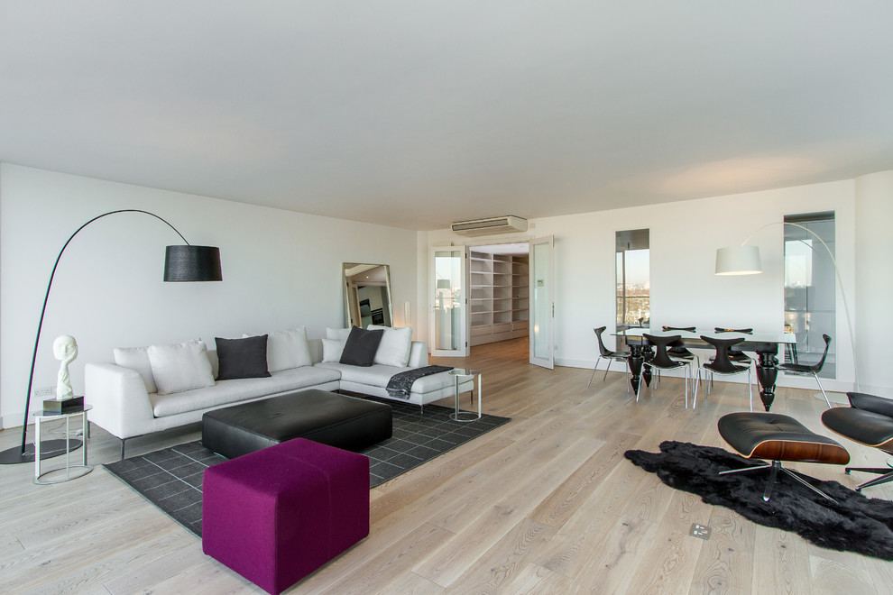 Offenes Skandinavisches Wohnzimmer mit weißer Wandfarbe und hellem Holzboden in London