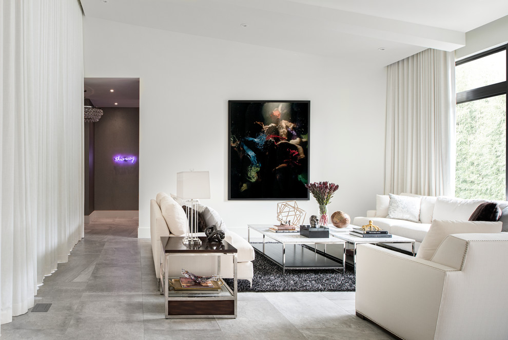 Стильный дизайн: парадная, открытая гостиная комната среднего размера в стиле модернизм с белыми стенами и полом из керамической плитки без камина, телевизора - последний тренд